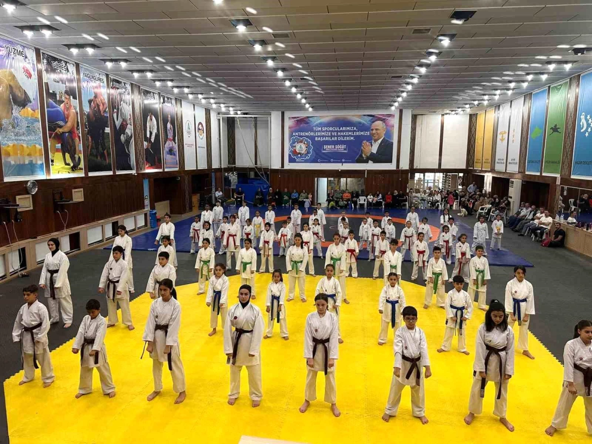 Körfez Belediyesi Çok Amaçlı Spor Salonu\'nda 72 Karateci Kuşak Atladı