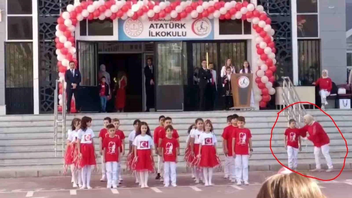 Afyonkarahisar\'da Cumhuriyet Bayramı gösterisinde öğrenci ayrı tutuldu