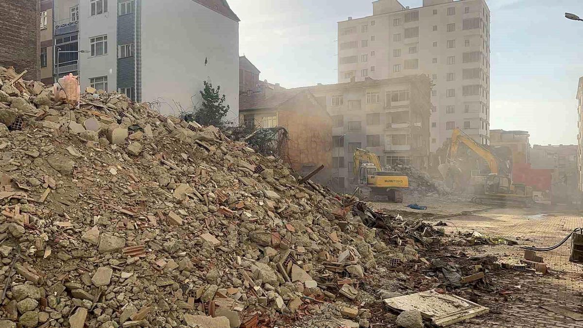 Elazığ\'da depremde hasar gören bina, iş makinesinin dokunmasıyla yerle bir oldu