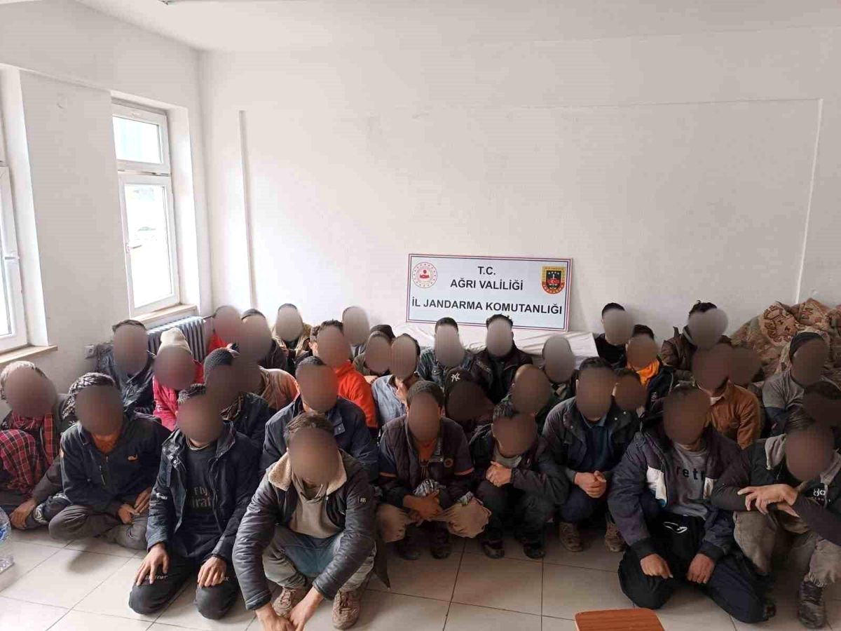 Ağrı\'da 49 düzensiz göçmen yakalandı