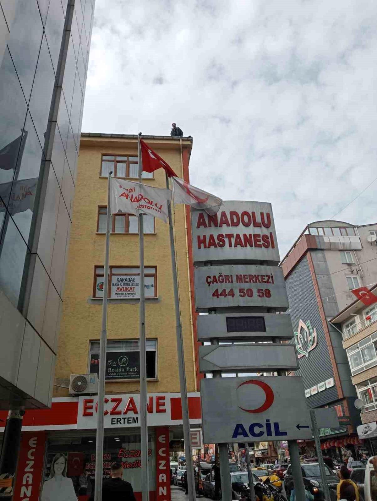 Zonguldak\'ta Ailesiyle Sorun Yaşayan Kişi Çatıya Çıktı