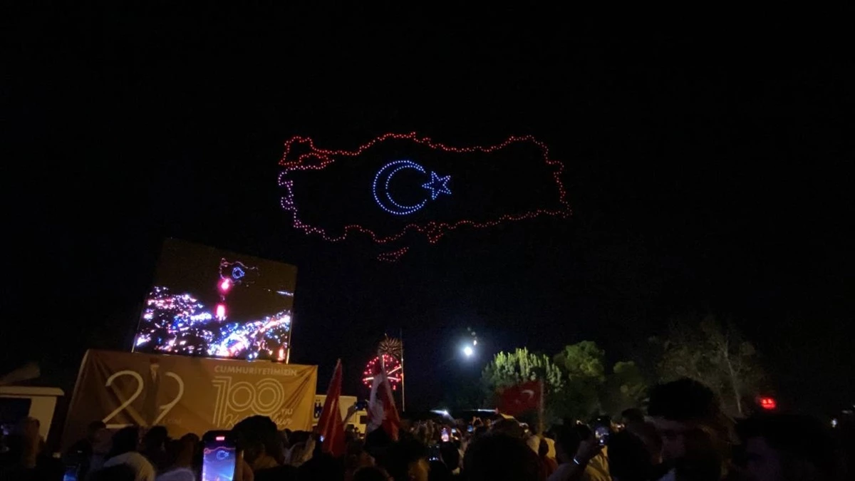 Antalya\'da Cumhuriyet Bayramı kutlamalarında 500 dron ile ışık gösterisi yapıldı