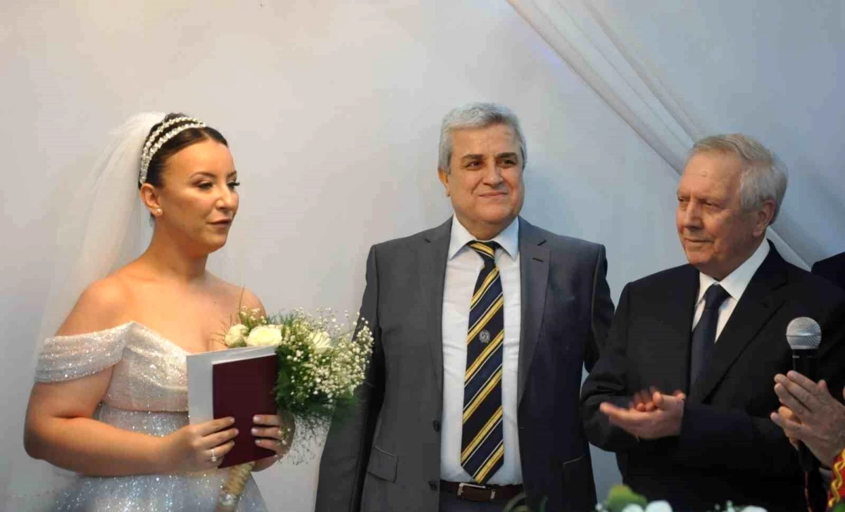 Aziz Yıldırım, Salihli\'de düğünde nikah şahidi oldu