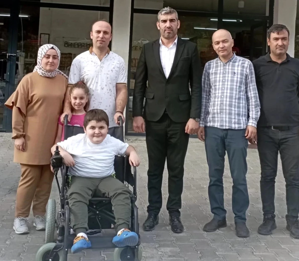 Soma Belediyesi, kas hastası çocuğa akülü tekerlekli sandalye hediye etti