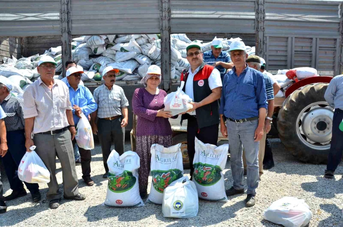 Denizli\'de Kekik Üreticilerine Belge ve Organik Gübre Dağıtıldı