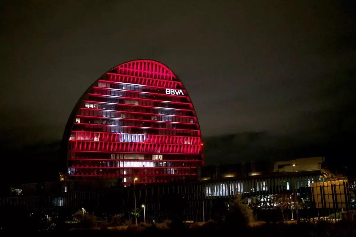 Garanti BBVA, Madrid\'deki genel müdürlük binasına Türk bayrağını yansıttı