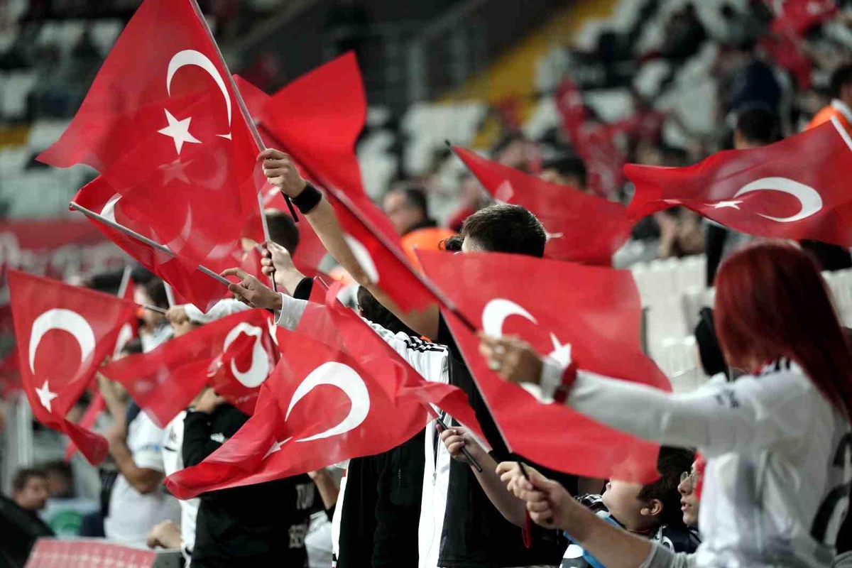 Beşiktaş\'ın galibiyetine rağmen tribünlerden \'yönetim istifa\' sesleri