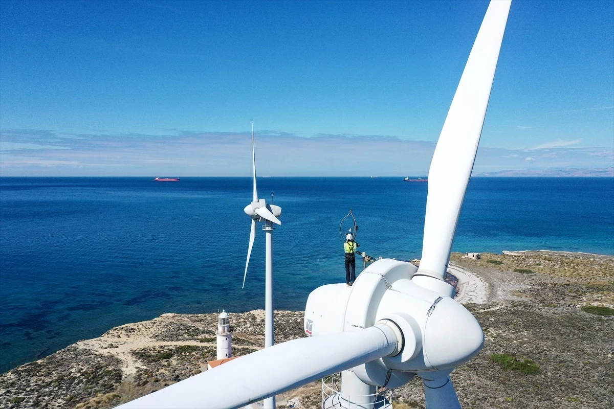 Bozcaada Rüzgar Enerji Santrali\'nde Türbin Bakımı Uzman Personel Tarafından Yapılıyor