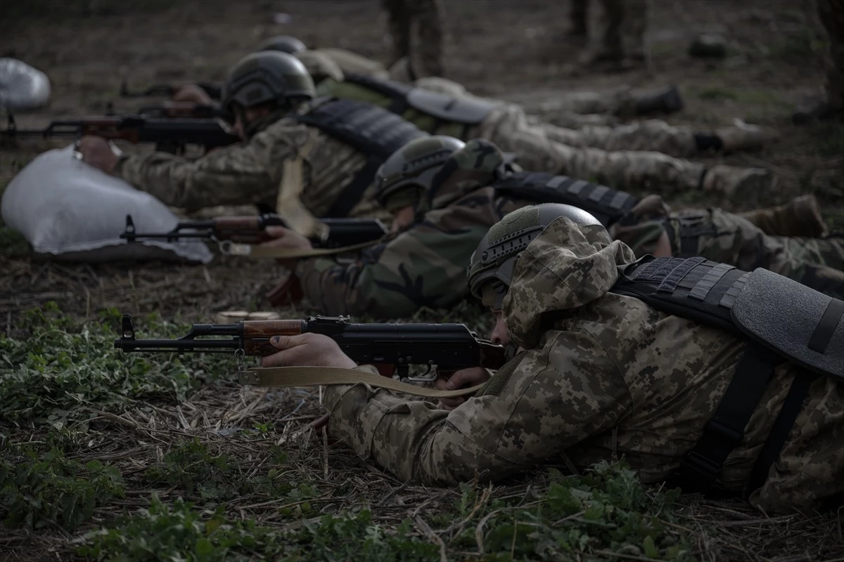 Ukraynalı gönüllü askerler yoğun eğitim alıyor