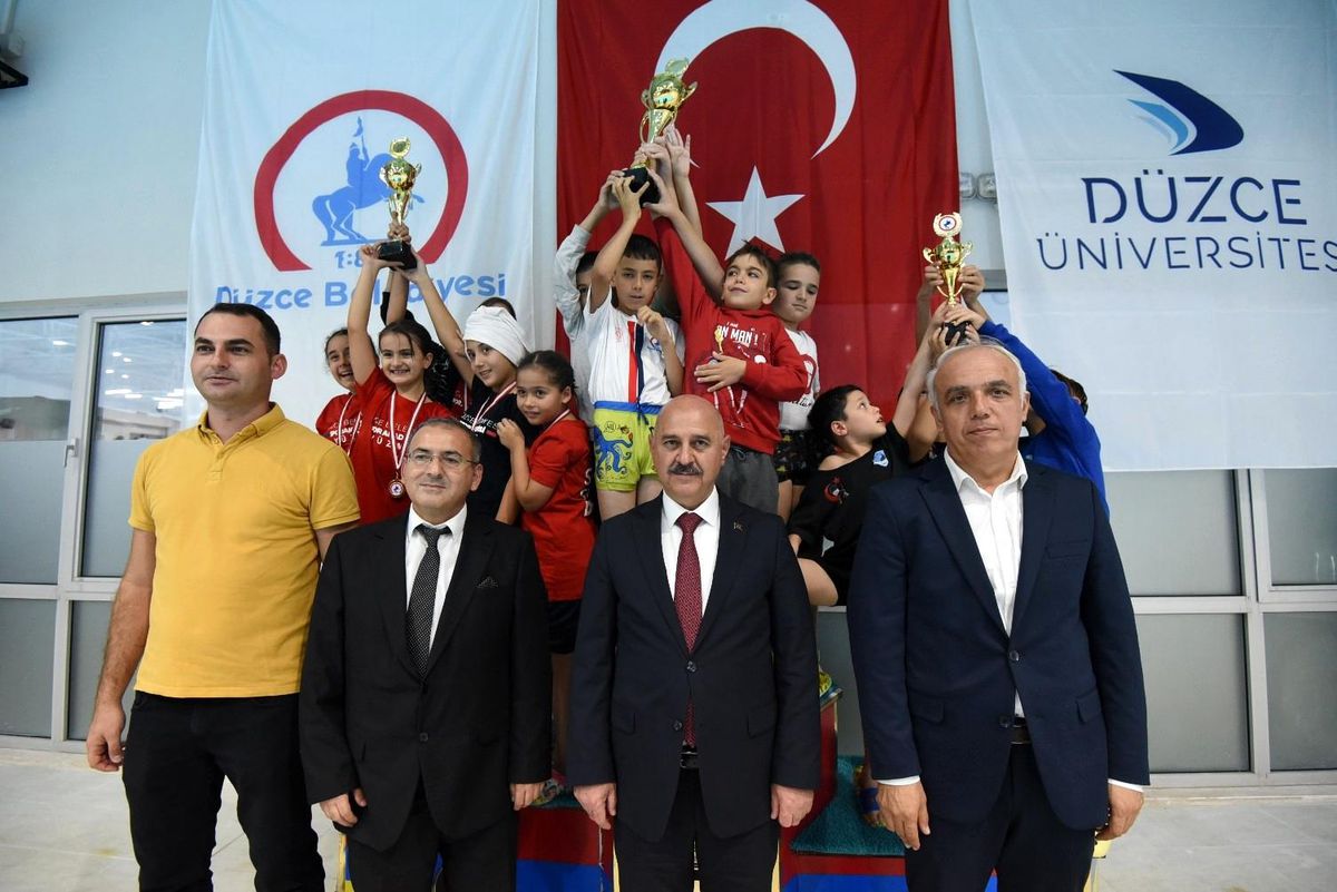 Düzce Üniversitesi ve Düzce Belediyesi İş Birliğiyle 100. Yıl Yüzme Şenliği Düzenlendi