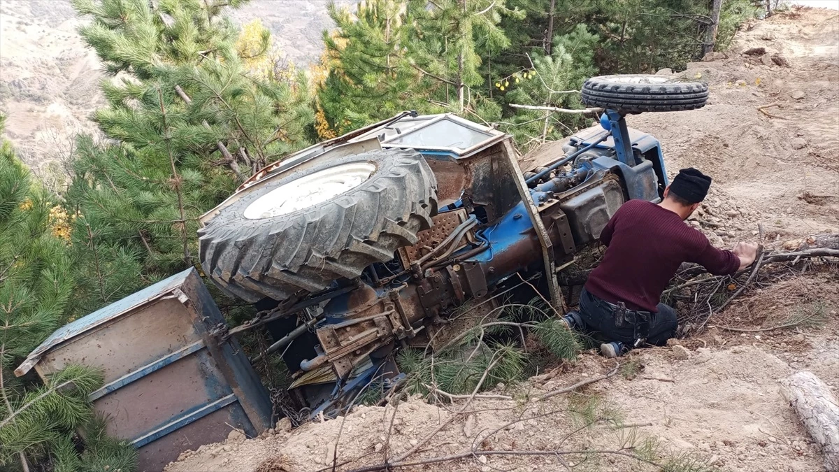 Çorum\'un Oğuzlar ilçesinde traktör uçuruma yuvarlandı, sürücü yaralandı