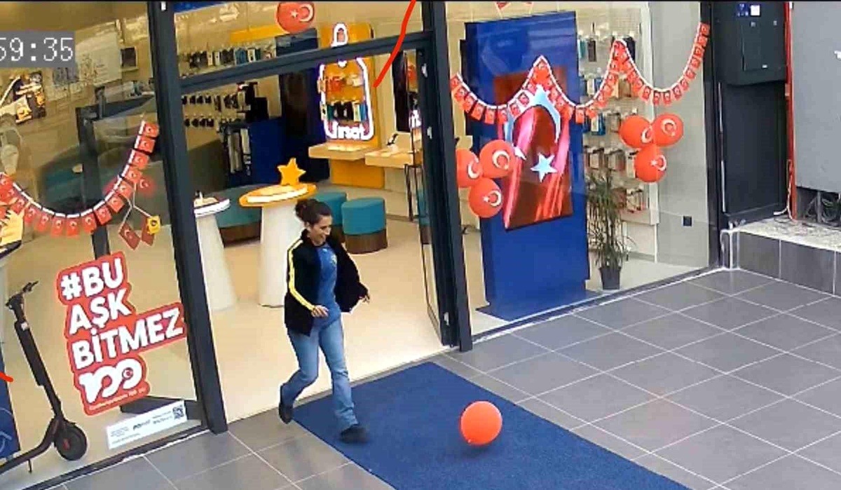 Elazığ\'da Cumhuriyet coşkusu: İşletme personeli düşen ay yıldızlı balonu öperek alnına koydu