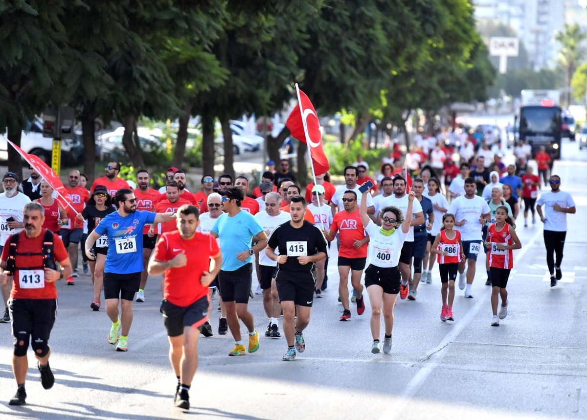 Çukurova Belediyesi Cumhuriyet Koşusu düzenledi