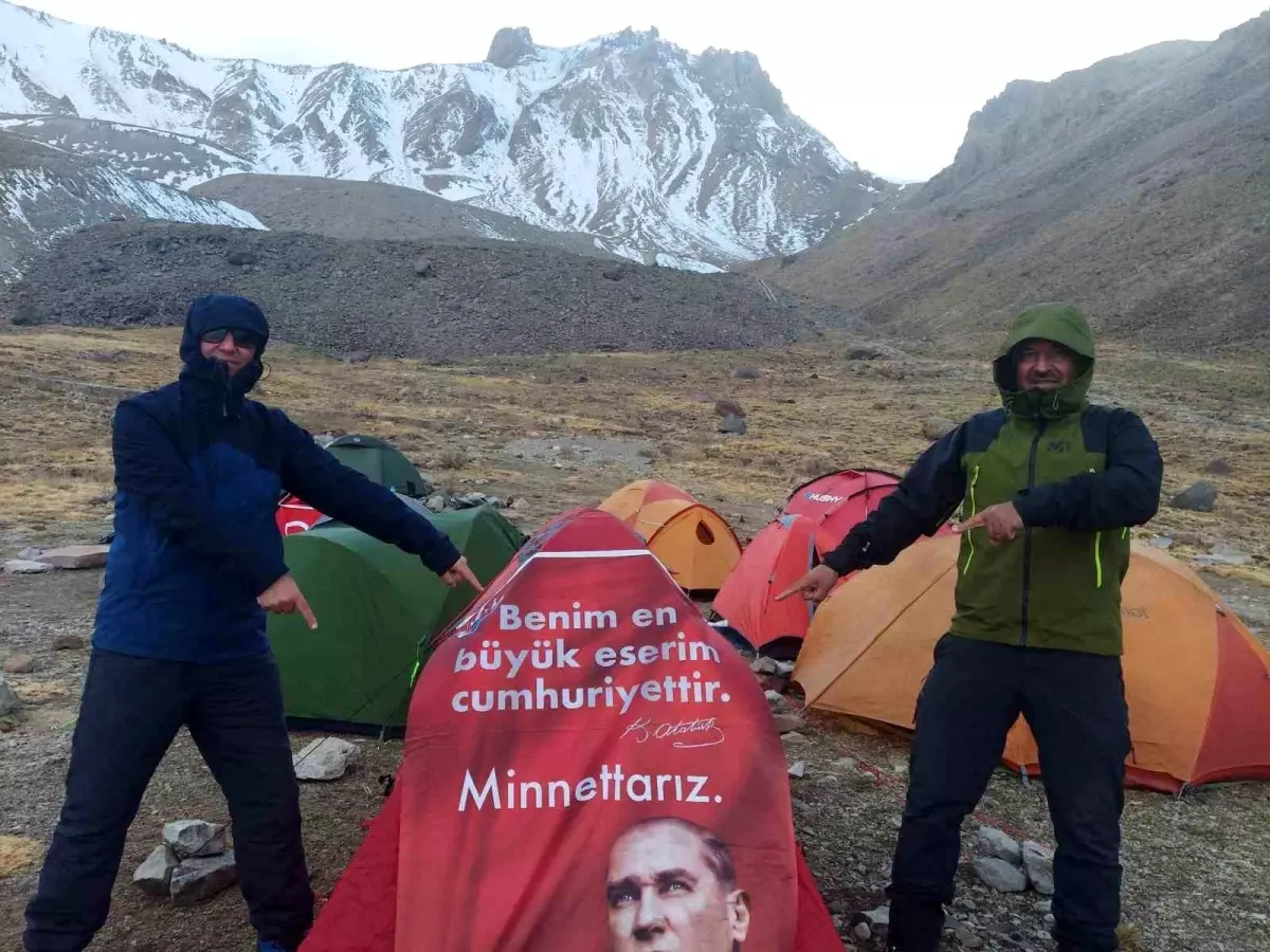 Cumhuriyetin 100. Yılında Erciyes Dağı Zirve Tırmanışı Gerçekleştirildi