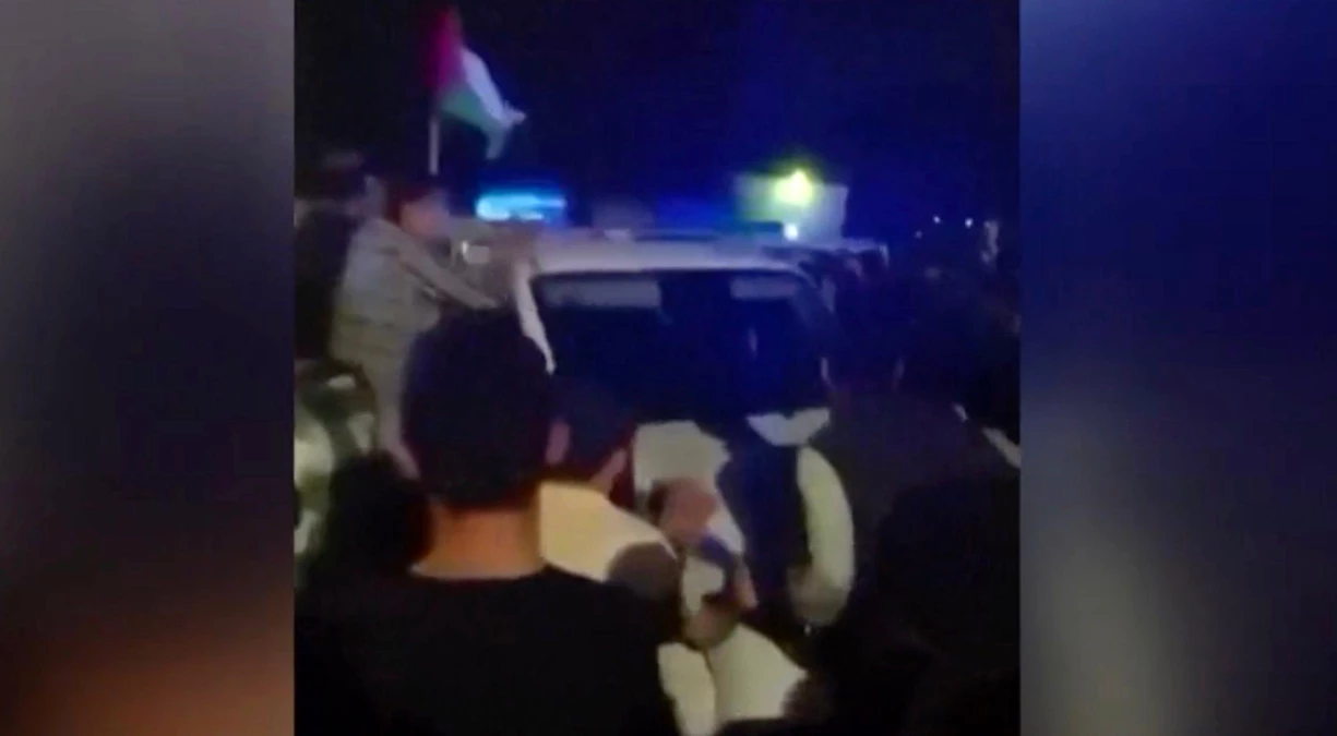 Dağıstan\'da İsraillileri taşıyan uçağın havalimanında protesto edilmesi