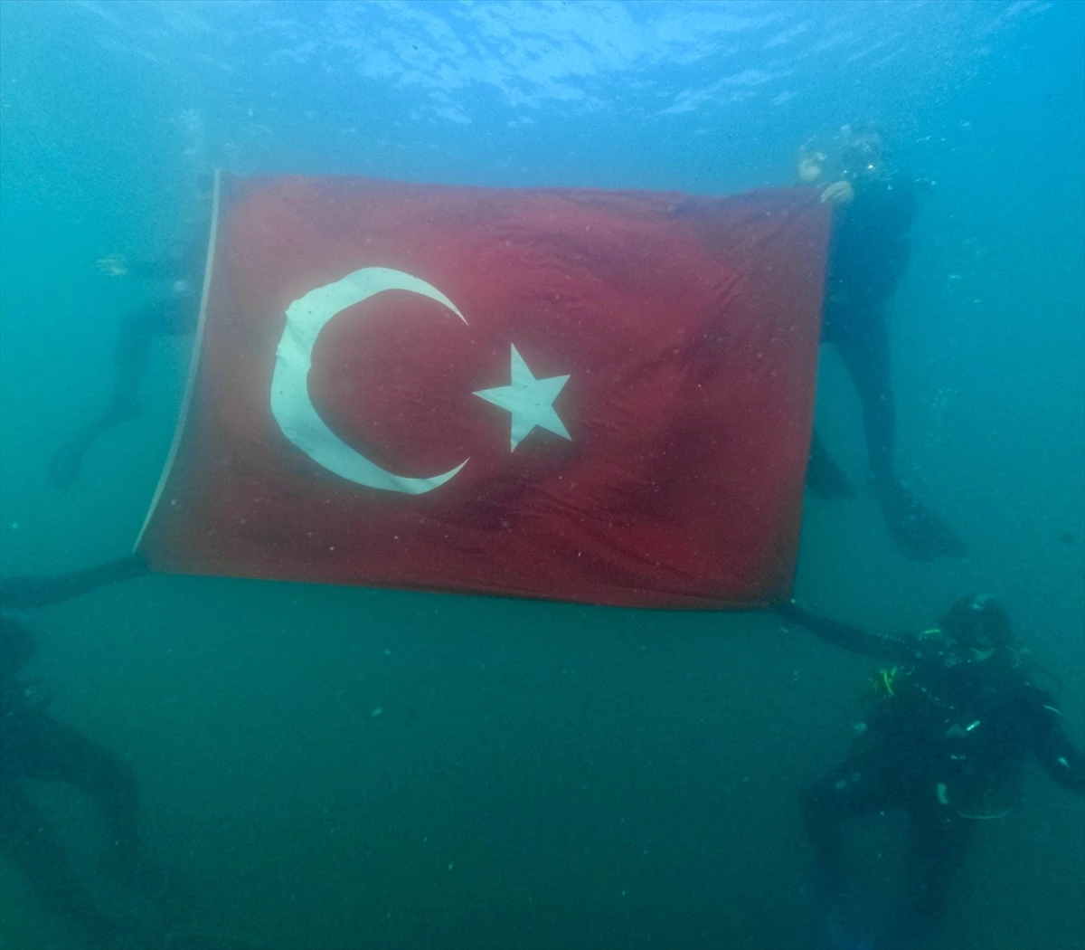 Bitlis\'te Dalgıçlar Cumhuriyet Bayramı\'nı Van Gölü\'nde Kutladı