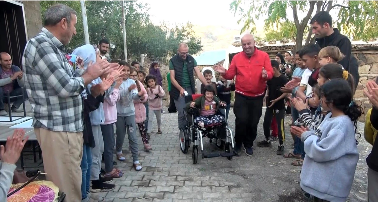 Doğuştan engelli çocuğa akülü tekerlekli sandalye hediye edildi