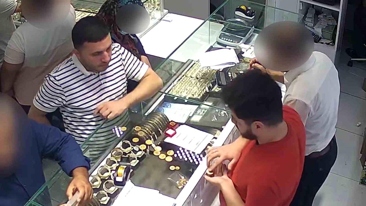 Adana\'da Sazan Sarmalı Çetesi 1 Milyon 765 Bin TL Dolandırdı