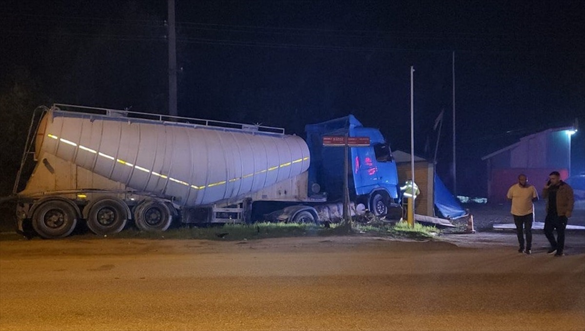Düzce\'de Kontrolden Çıkan Tanker Barakalara Çarptı