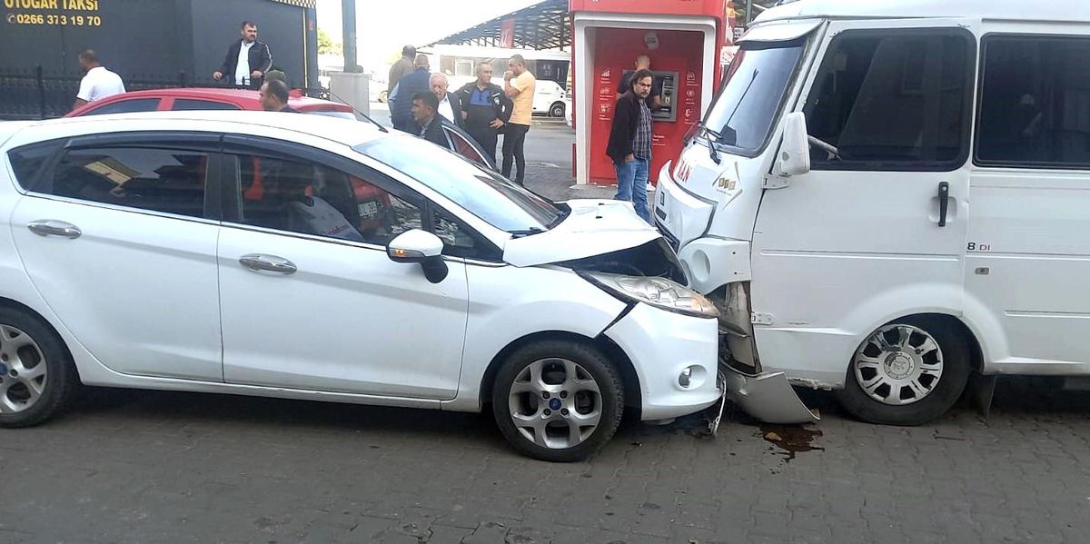 Edremit\'te otomobil ve minibüs çarpıştı, bir kişi yaralandı