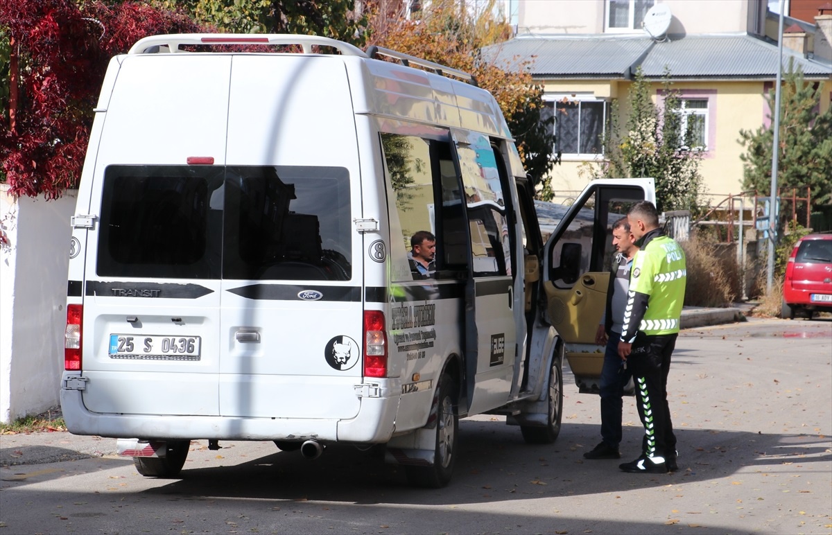 Erzurum\'da ehliyetsiz sürücü ile akrabalarının saldırısı sonucu 2 polis memuru yaralandı