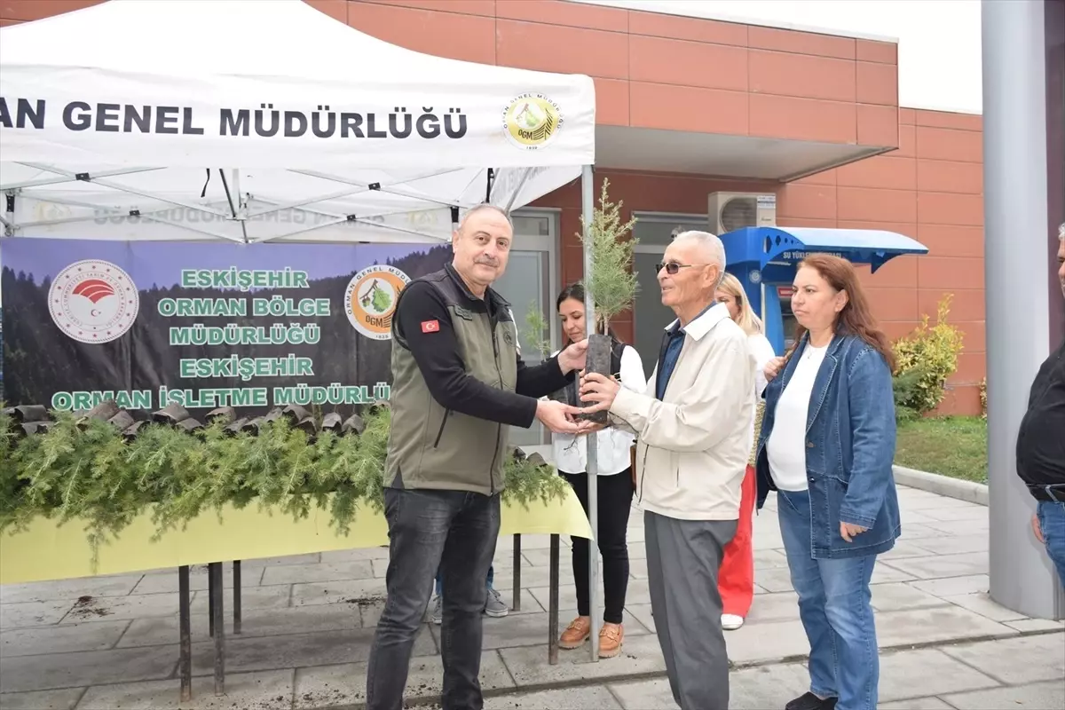 Eskişehir\'de Cumhuriyet\'in 100. yılı etkinlikleri kapsamında 3 bin fidan dağıtıldı