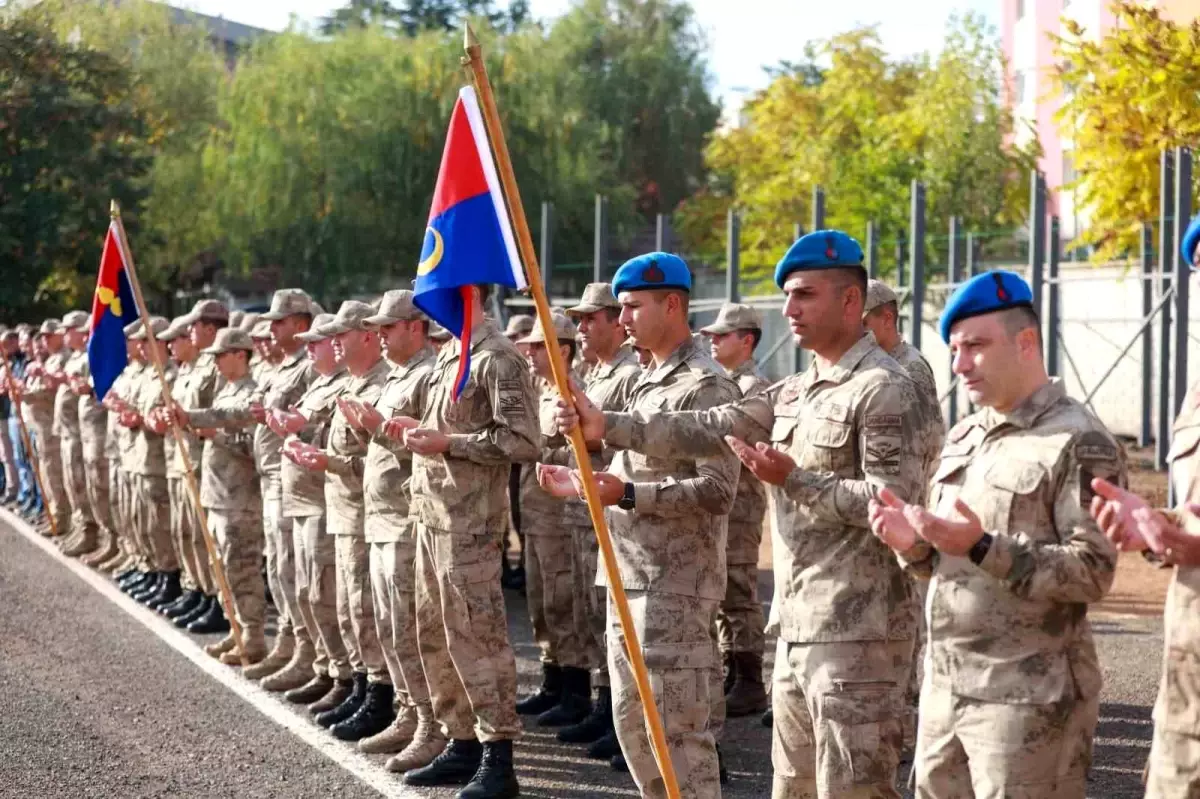 Şırnak\'ta görevlendirilen jandarma komandoları dualarla uğurlandı