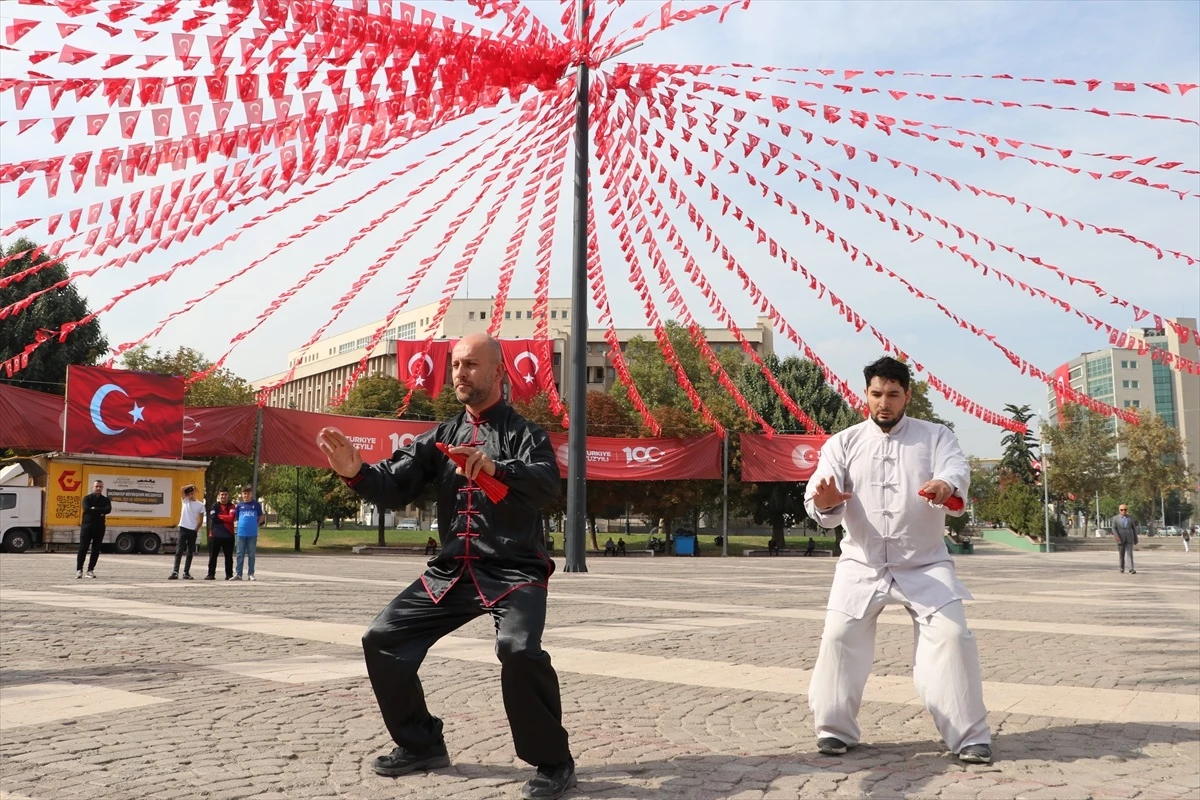Gaziantep\'te Sporcular 29 Ekim Cumhuriyet Bayramı\'nda Wushu Kung Fu Gösterisi Gerçekleştirdi