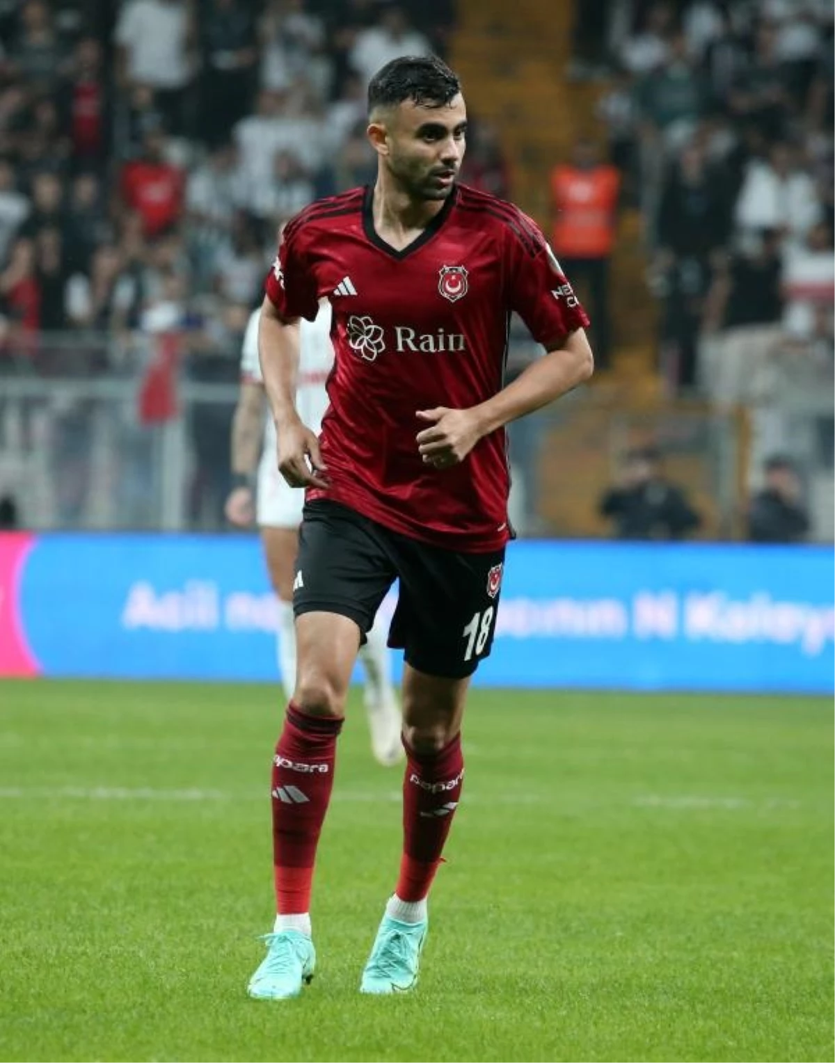 Beşiktaş\'ın Rachid Ghezzal\'ı sakatlık sonrası oyuna devam edemedi