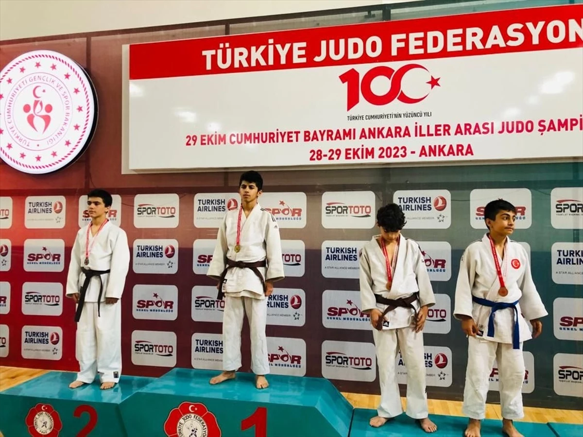 Hakkarili judocular Ankara\'da madalyalarla döndü