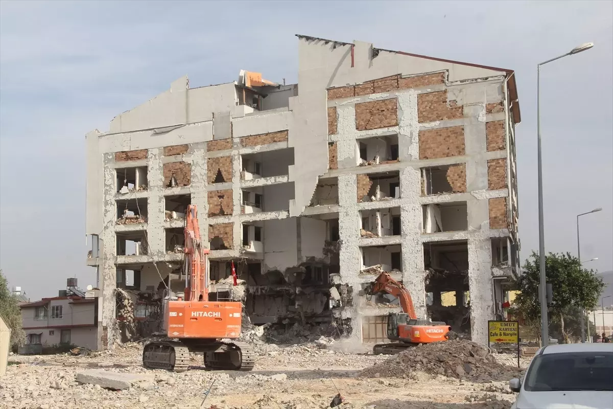 Hatay\'da depremden etkilenen binalar kontrollü bir şekilde yıkılıyor