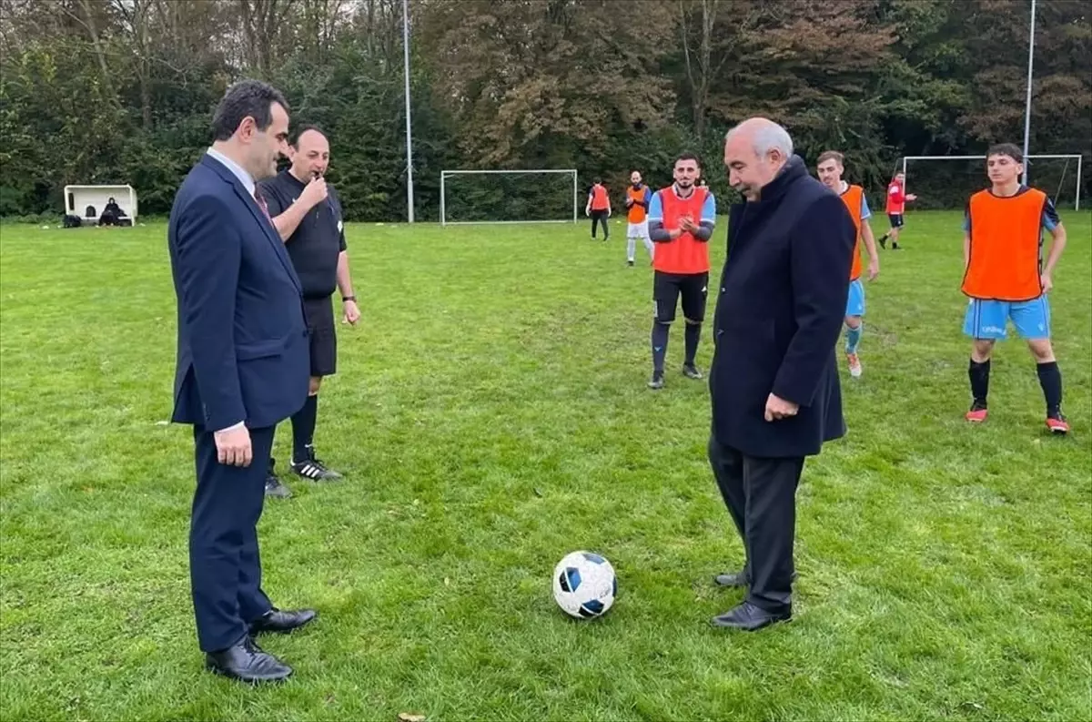 Hollanda\'da, Türkiye Cumhuriyeti\'nin 100. yılı etkinlikleri kapsamında futbol turnuvası düzenlendi