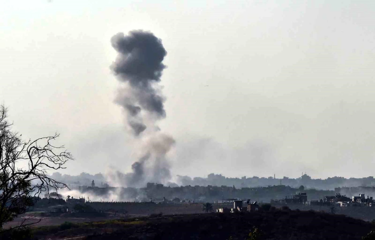 İsrail, Gazze Şeridi\'ne işaret fişekleriyle saldırdı