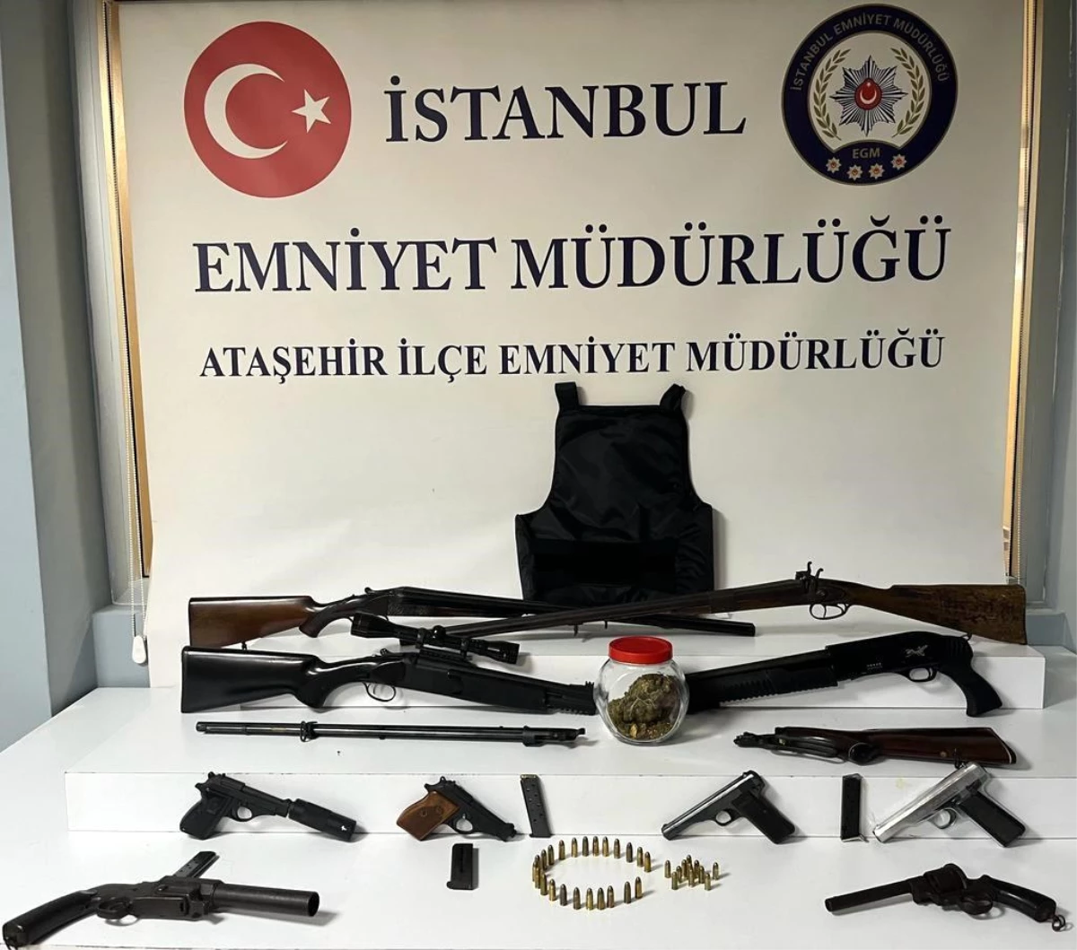 İstanbul\'da silah ve uyuşturucu operasyonu: 3 şüpheli gözaltına alındı