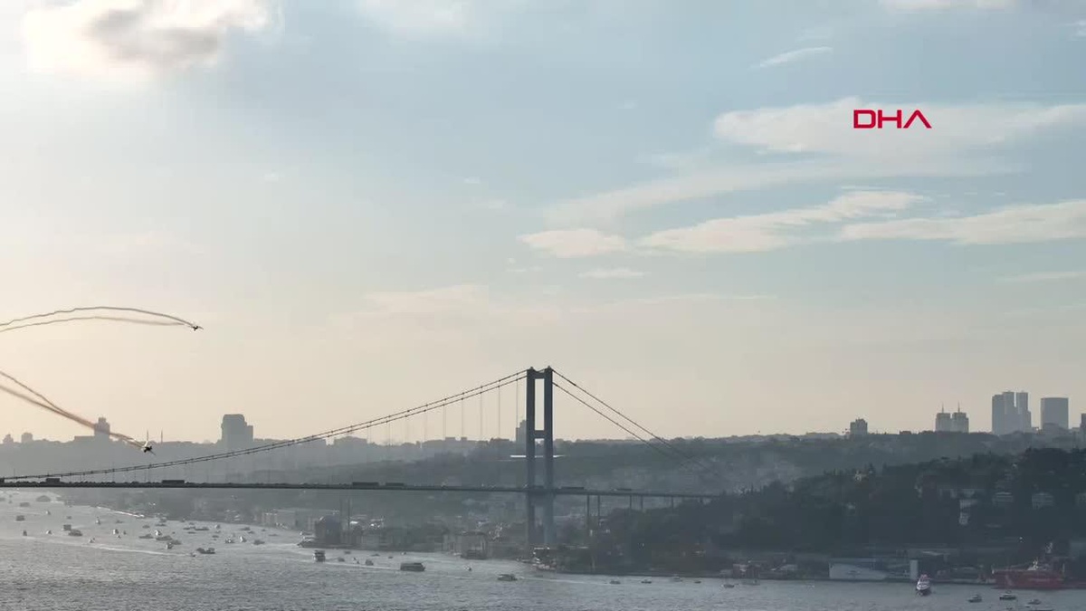Cumhuriyetin 100. Yılında Solotürk ve Türk Yıldızları İstanbul Boğazı\'nda Gösteri Yaptı