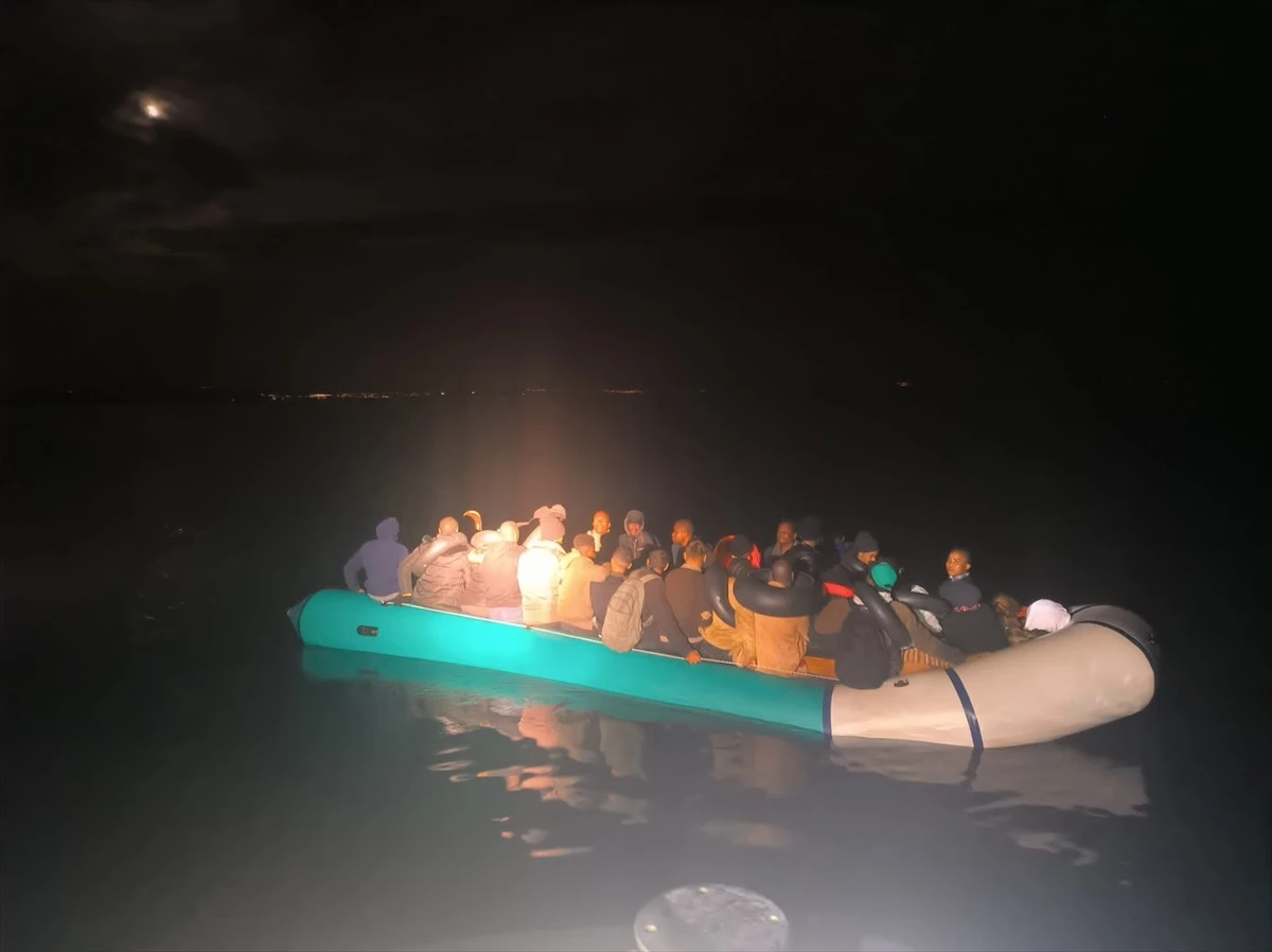 İzmir Açıklarında 65 Düzensiz Göçmen Kurtarıldı, 78 Düzensiz Göçmen Yakalandı