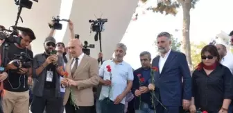 İzmir'de depremin 3'üncü yıl dönümünde hayatını kaybeden 117 kişi anıldı