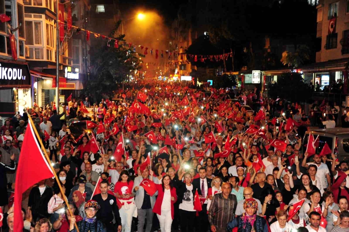 İzmir\'i Cumhuriyet coşkusu sardı, etkinlikler gece boyu sürdü