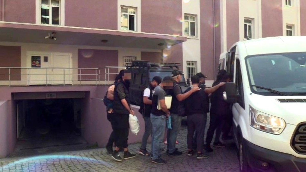 İzmir\'de DEAŞ operasyonunda 3 şüpheli tutuklandı