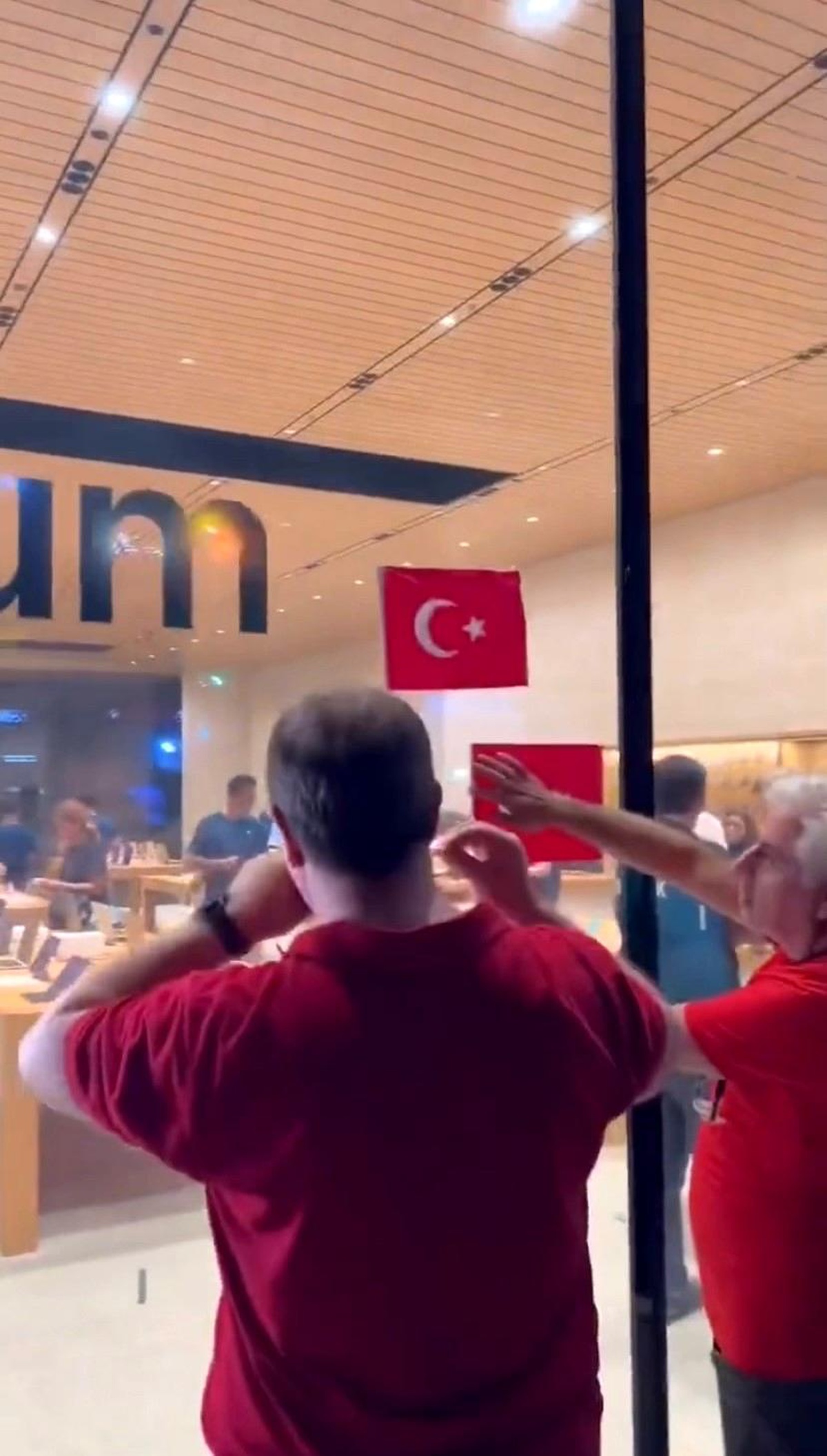 Bağdat Caddesi\'nde Apple Mağazası Bayrak Asmamasına Tepki