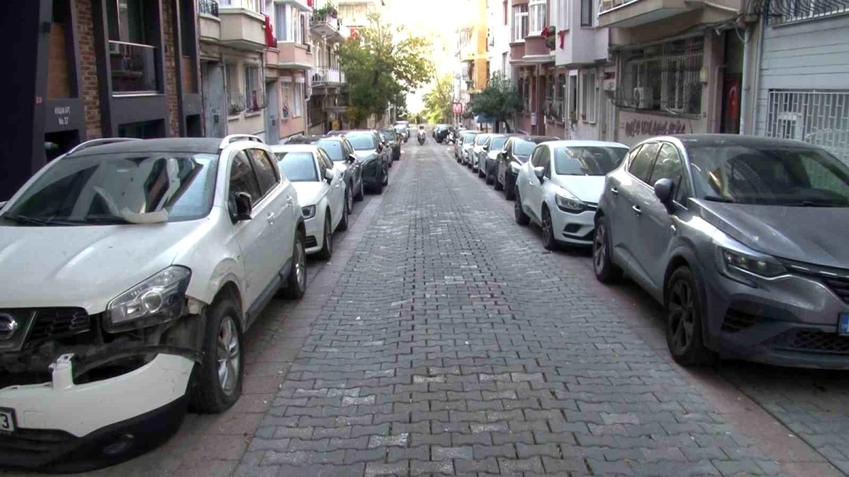 Kadıköy\'de Tırın Park Halindeki Araçlara Çarpması