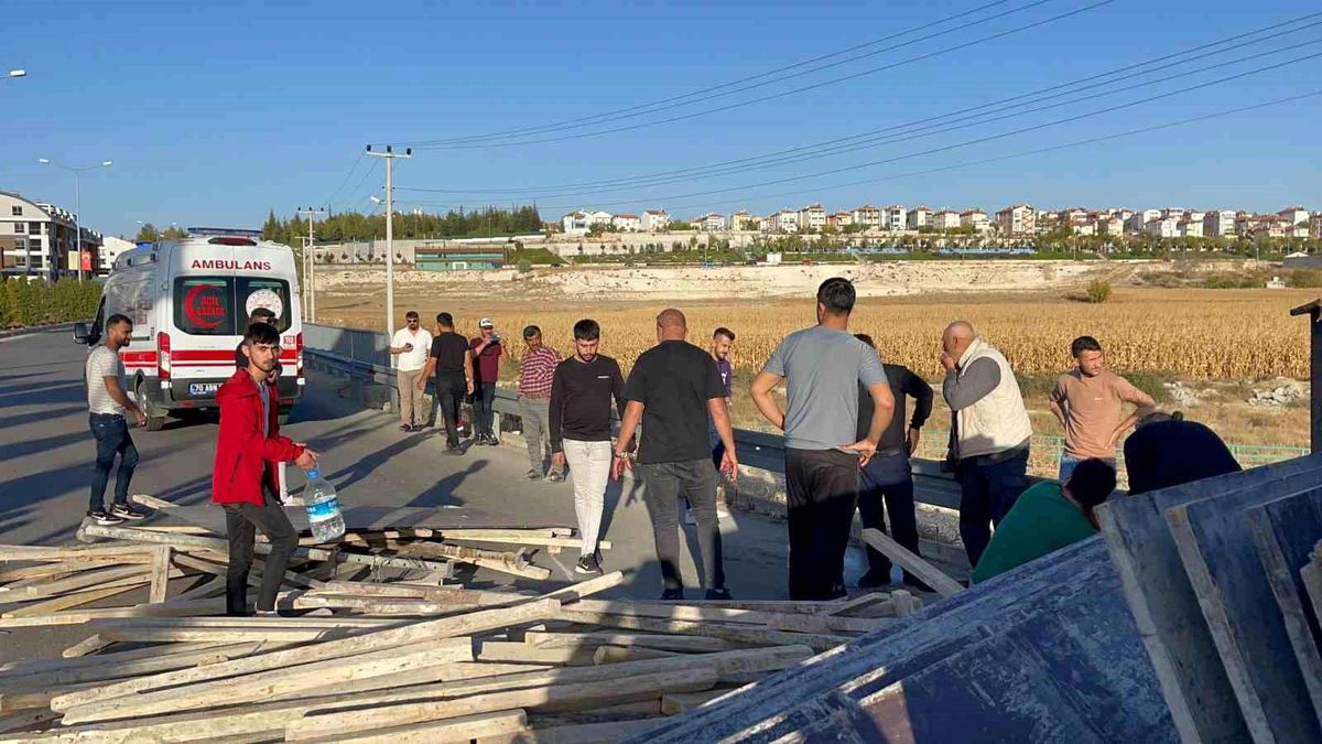 Karaman\'da inşaat kalıbı yüklü kamyonetin devrilmesi sonucu 2 kişi yaralandı