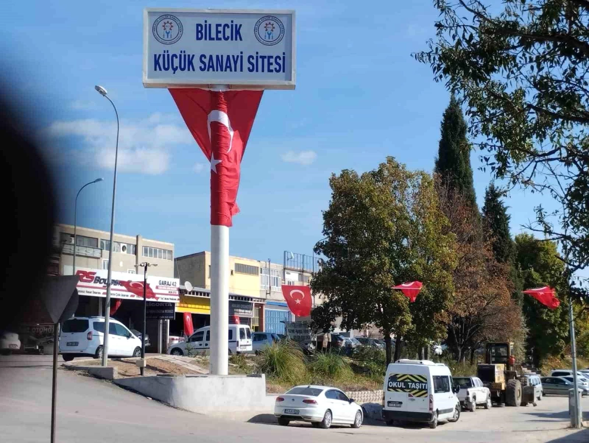 Bilecik\'te Cumhuriyetin 100. yılı kutlamaları kapsamında Küçük Sanayi Sitesi Türk bayraklarıyla donatıldı