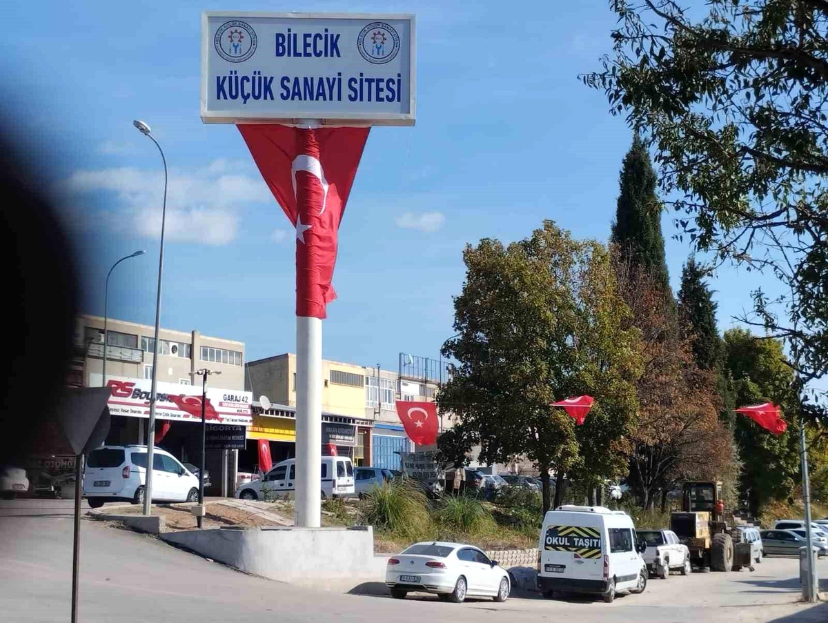 Bilecik\'te Cumhuriyetin 100. yılı kutlamaları kapsamında Küçük Sanayi Sitesi Türk bayraklarıyla donatıldı