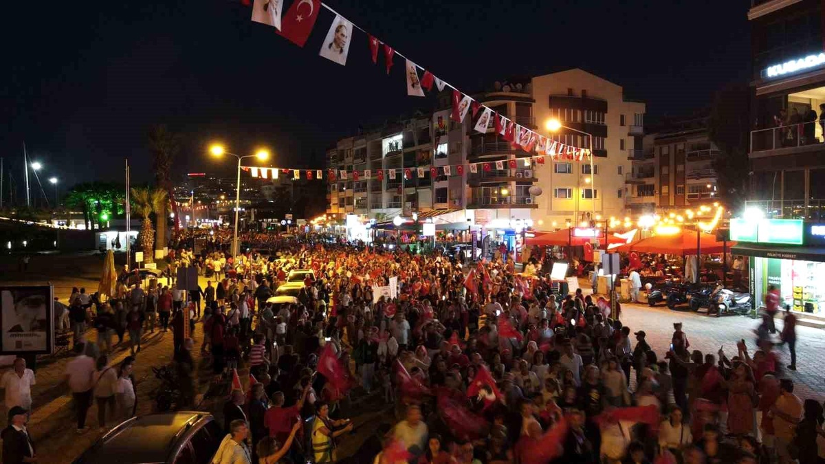 Kuşadası\'nda 35 bin kişilik cumhuriyet korteji