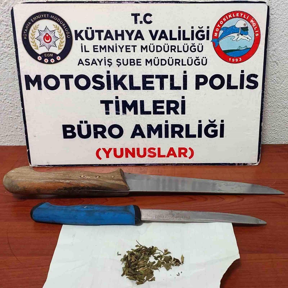 Kütahya\'da Motosikletli Polis Timlerinin İhtarına Uymayan Sürücünün Aracında Esrar Ele Geçirildi