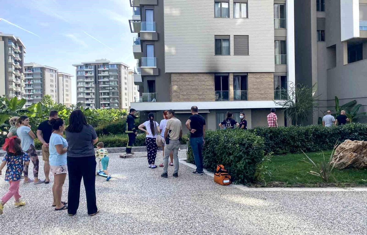 Antalya\'da lüks sitede çıkan yangında Rus ailenin daireleri kullanılamaz hale geldi