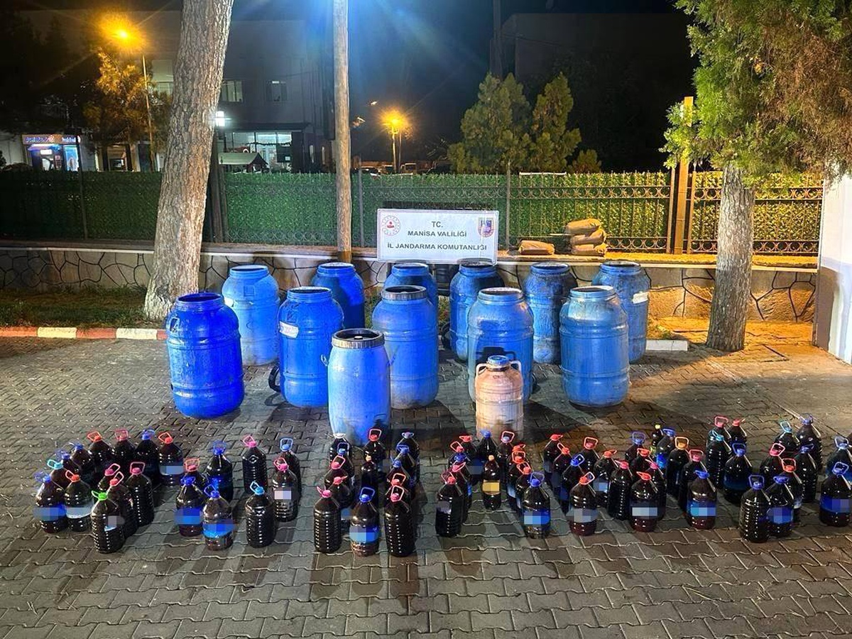 Manisa\'da 3 Evde Kaçak Şarap Operasyonu