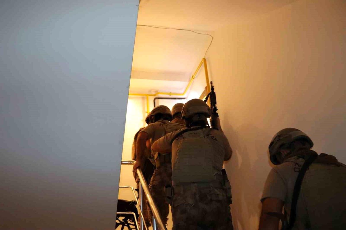 Mersin\'de PKK/KCK operasyonunda 4 şüpheli gözaltına alındı