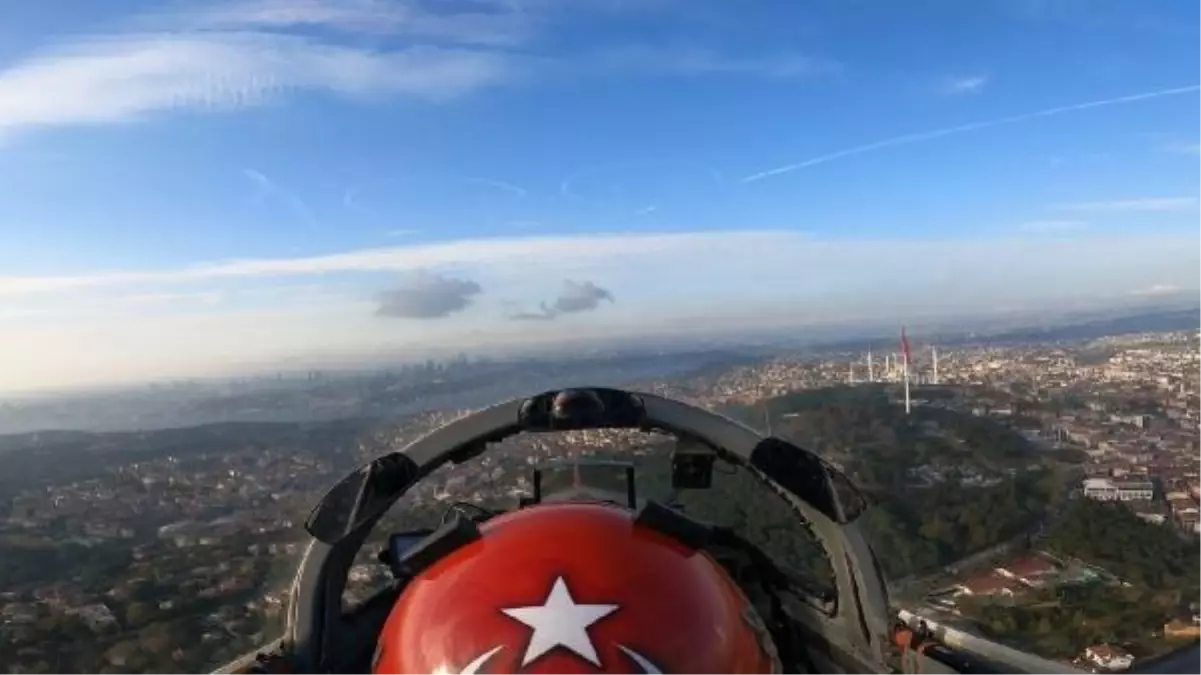 SoloTürk ve Türk Yıldızları İstanbul Boğazı\'nda nefes kesen gösteri uçuşları gerçekleştirdi